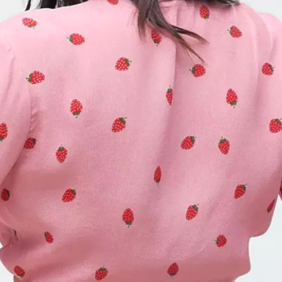 ASOS Pink w/strawberries crop top, ties at bust, flouncy sleeves NWOT - Picture 3 of 4